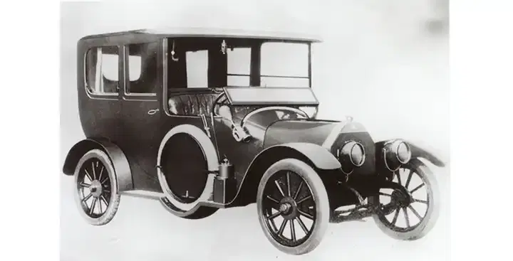 Se fabrica el Mitsubishi Model-A, el primer auto de serie de Japón.